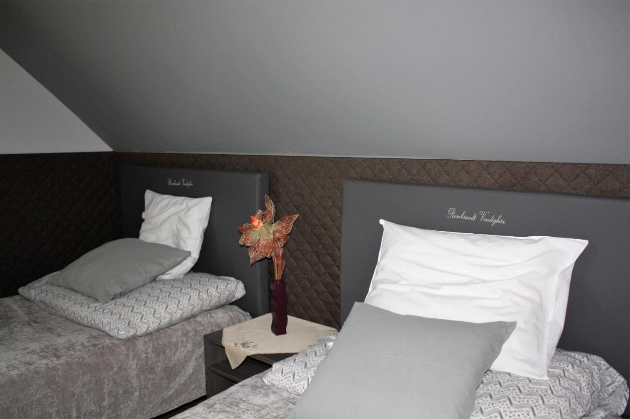 Hotel Rembrandt Vendeghaz Kisbér Zewnętrze zdjęcie