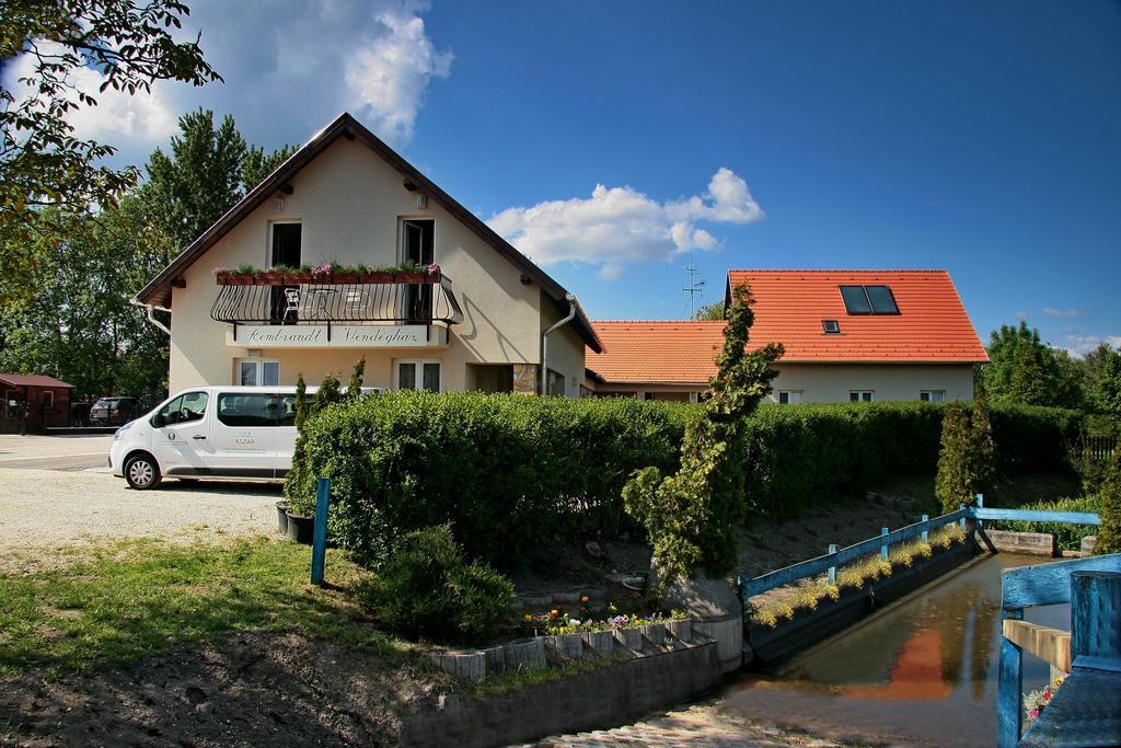 Hotel Rembrandt Vendeghaz Kisbér Zewnętrze zdjęcie